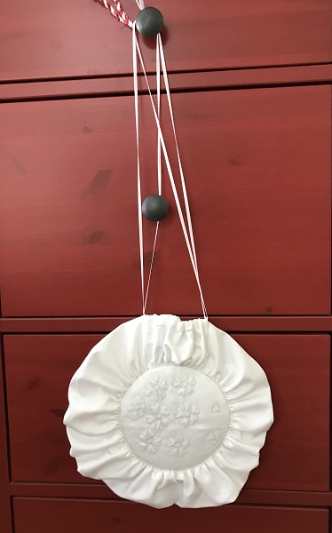 Reproduction White Cotton Round Reticule Back.